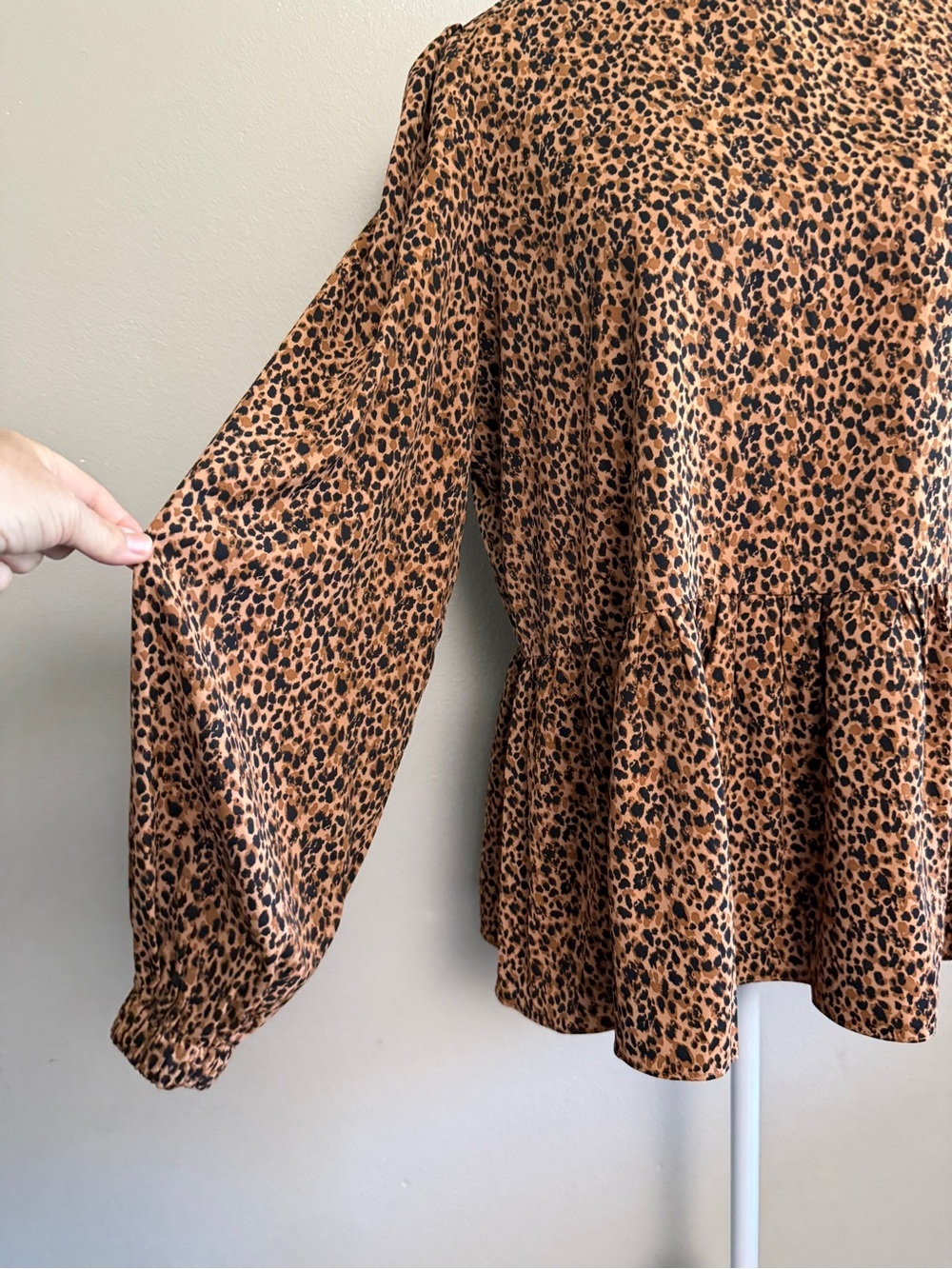 Tuckernuck Pomander Place Leopard Carlota Peplum Blouse Large - Picture 6 of 14